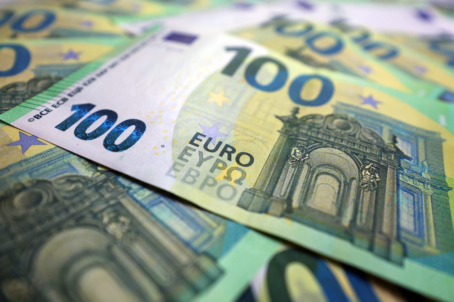 Pastrimi i parave dhe turizmi &ccedil;ojn&euml; euron n&euml; nj&euml;