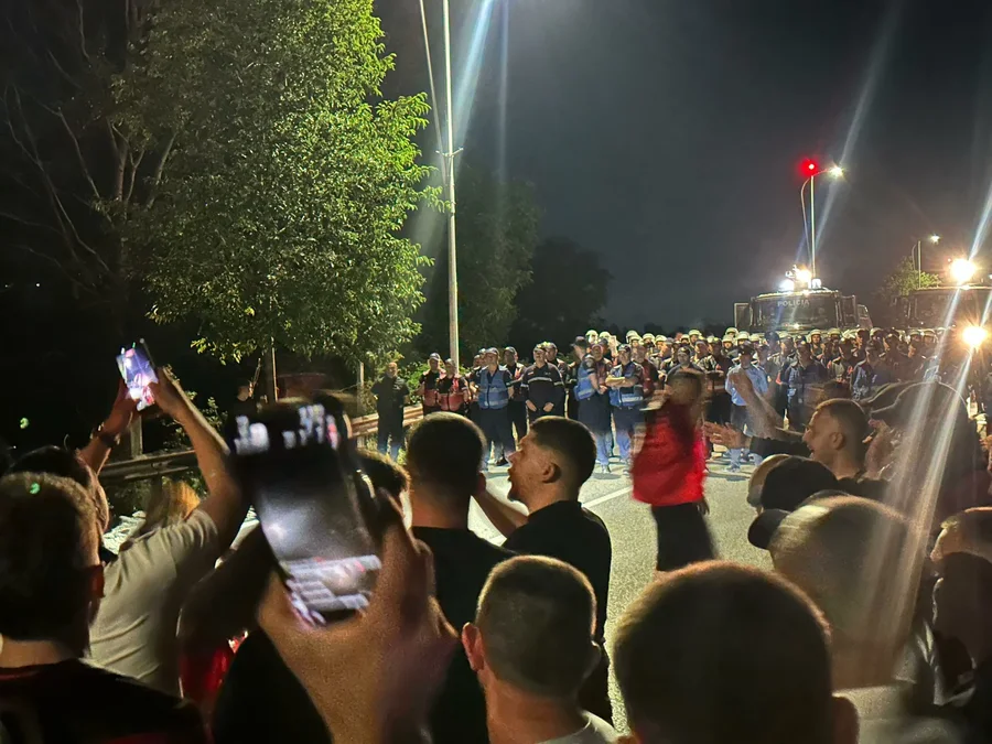 Protestuesit bllokuan rrug&euml;n e aeroportit Rinas, Policia nis hetimet, merr