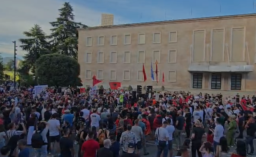 Mbahet n&euml; Tiran&euml; protesta e 16-t&euml;! Publikohet rregullorja e