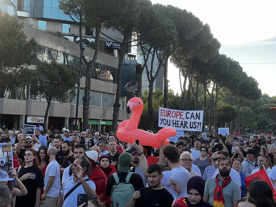 Ndyshojn&euml; rregullat e &ldquo;Revolucionit Flamingo&rdquo;, tubimi shtyhet