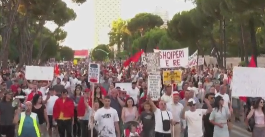 &lsquo;Zv&euml;rneci&rsquo;/ Dita e 18-t&euml; e protest&euml;s, qytetar&euml;t