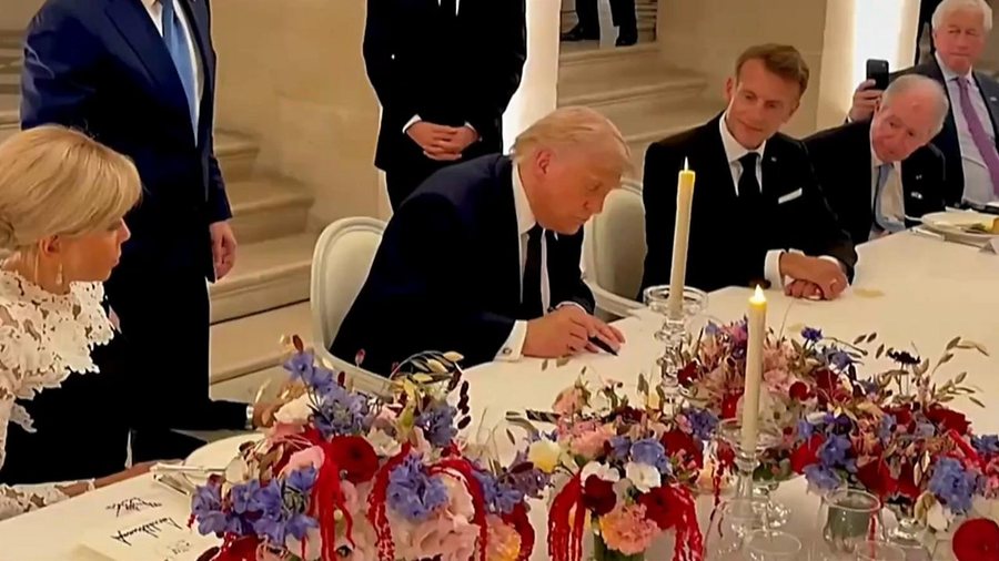 Momenti historik! Trump n&euml;nshkruan marr&euml;veshjen SHBA-Iran n&euml;