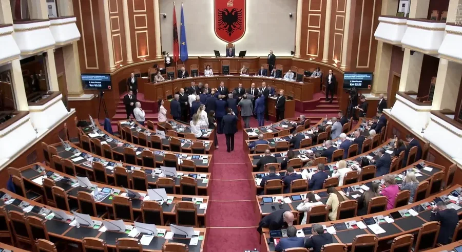 Rinis me tensione seanca plenare, opzita bëhet 'gardh' dhe