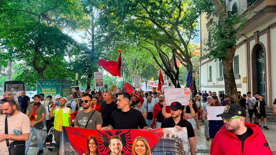 Protesta e 19-t&euml;! Qytetar&euml;t 'ndryshojn&euml; rrug&euml;',