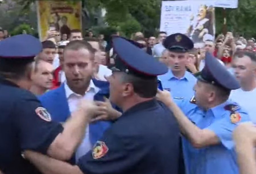 Protest&euml;, marshim dhe tensione para Kuvendit! Protestuesit