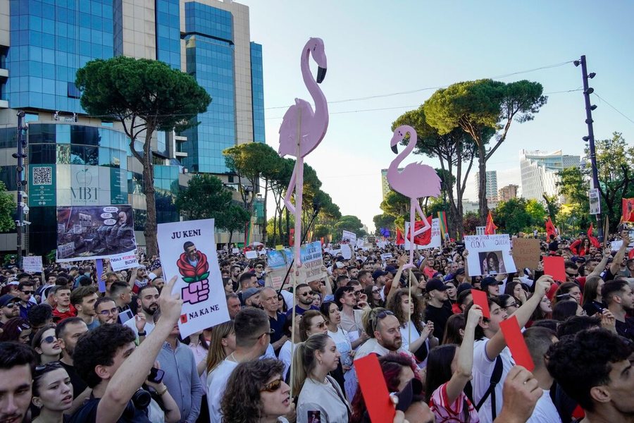 Nisin hetimet p&euml;r 27 protestues, Policia: Udh&euml;hoq&euml;n turm&euml;n