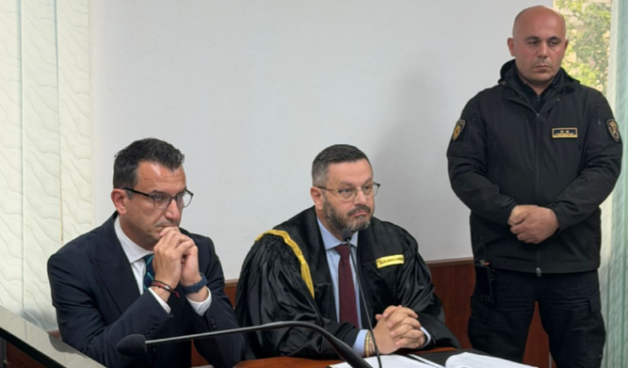Padia n&euml; Administrative! Gjyqtari p&euml;rplaset me avokatin e Veliajt
