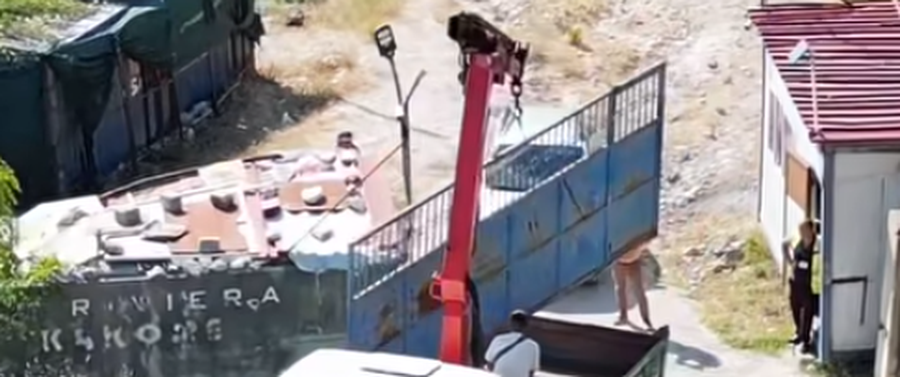 Dy dit&euml; para protest&euml;s-Hiqet porta dhe gardhi q&euml; bllokonte