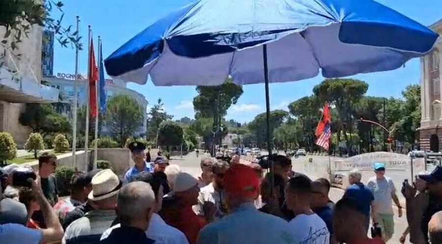 'K&euml;tu do t&euml; q&euml;ndrojm&euml;'! Protestuesit ende para