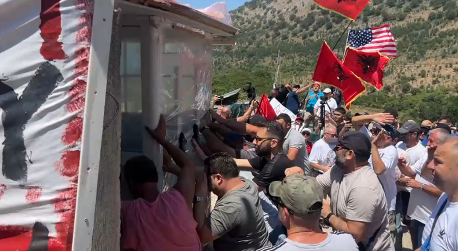 Protest&euml; n&euml; Kakome, banor&euml;t shembin rrethimin e plazhit
