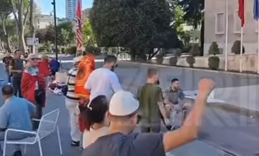 E 'gdhin&euml;' para Kryeministris&euml;, 9 protestues n&euml;n hetim!