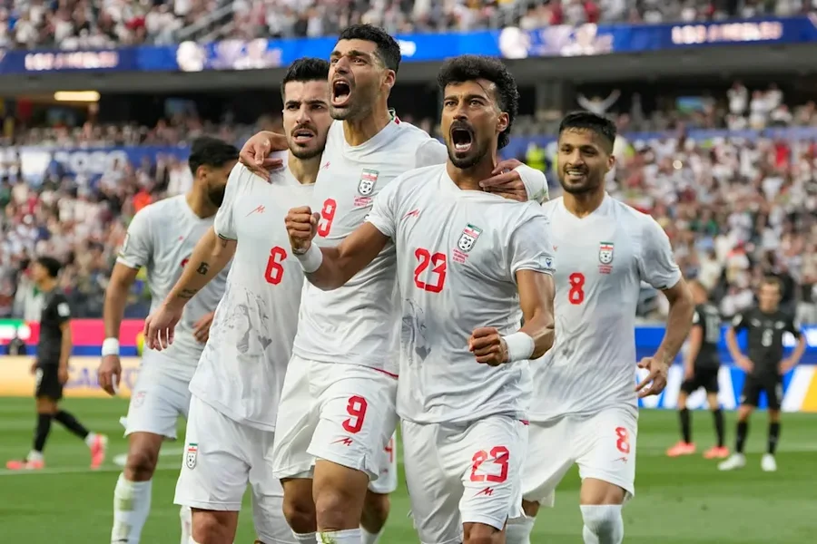 Lufta 'zbret' n&euml; futboll-Irani p&euml;rballet me kufizime nga