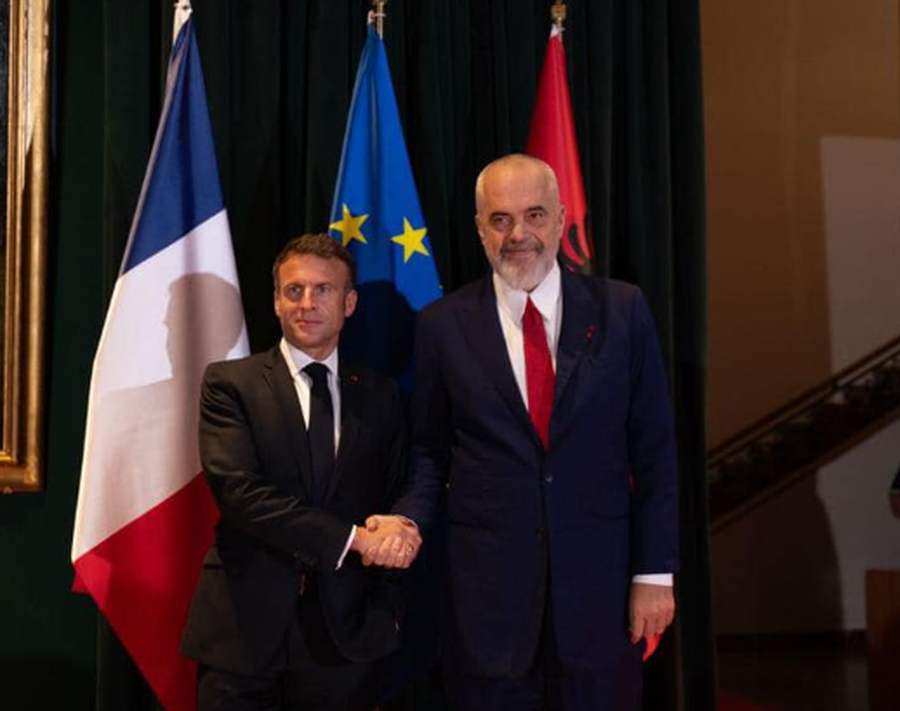 Rama sot n&euml; Paris, takim me Macron n&euml; Pallatin Elysee