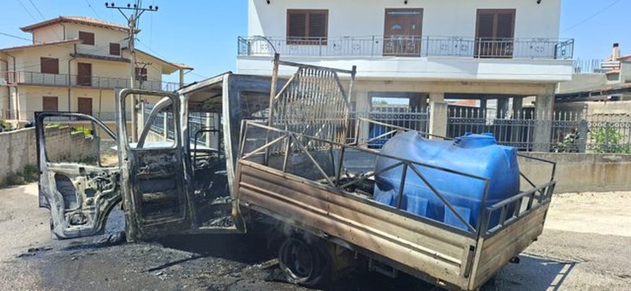 36-vje&ccedil;ari i v&euml; flak&euml;n nj&euml; kamion&ccedil;ine n&euml;