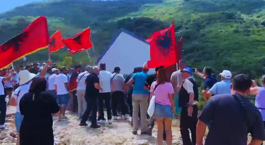 Revolta e Kakomes&euml; u paketua n&euml; &ldquo;X&rdquo; si protest&euml;