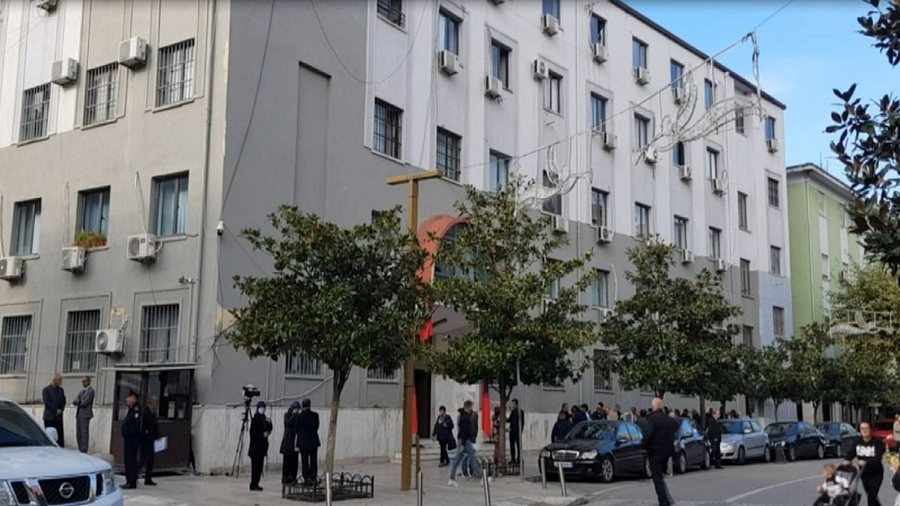 Vrau fqinjin n&euml; Rrogozhin&euml;, 27-vje&ccedil;ari lihet n&euml; burg: