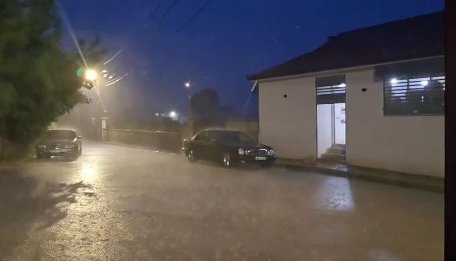 Stuhia p&euml;rfshin juglindjen e vendit, reshje t&euml; dendura shiu dhe rrufe