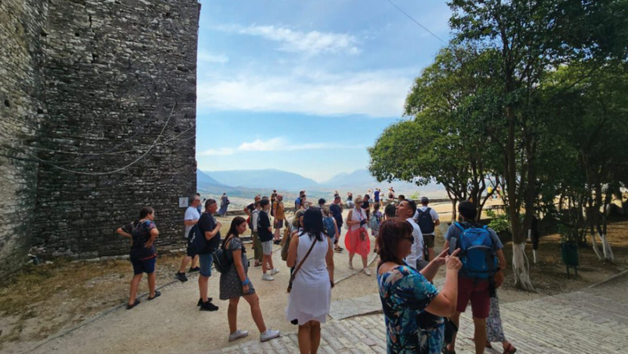 Turist&euml;t nga Kosova dhe Italia vijojn&euml; t&euml; mbajn&euml;
