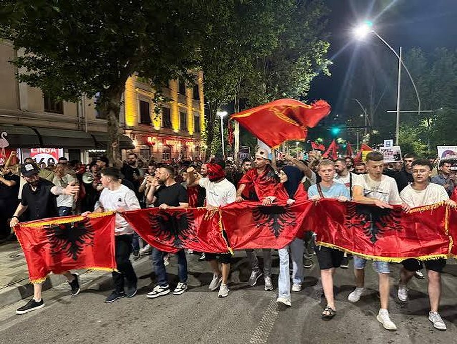 Bllokuan rrug&euml;t/ Policia procedon 11 persona p&euml;r protestat n&euml;