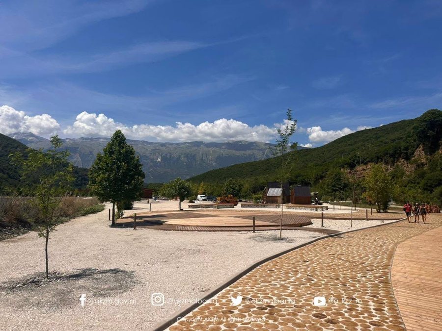 Llixhat e B&euml;nj&euml;s 'thahen'! Ministrja Kumbaro ndan fotot e