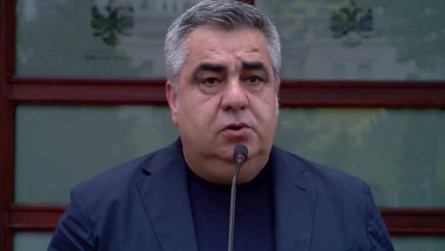 "Shqip&euml;ria s'mund t&euml; p&euml;rmbyset kaq befas"/ Plazhet