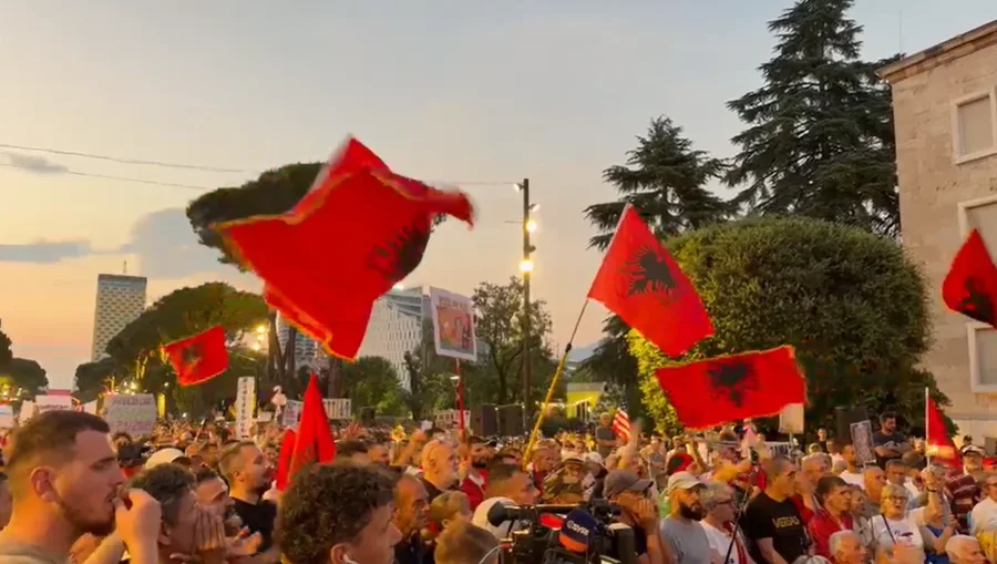 Protesta e 27-t&euml;! Qytetar&euml;t protestojn&euml; p&euml;rpara