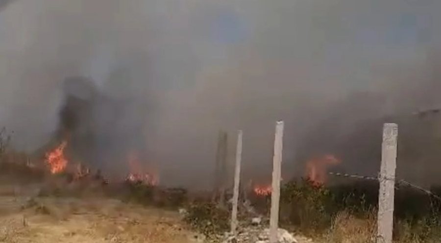 Zjarr n&euml; Vlor&euml;, flak&euml;t i afrohen banesave, nd&euml;rhyjn&euml;