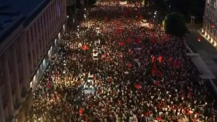 29 dit&euml; revolt&euml;! Sot, protesta e radh&euml;s para Kryeministris&euml;