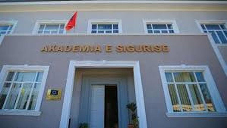 Helmimi i 64 student&euml;ve t&euml; Akademis&euml; s&euml; Siguris&euml;, dalin