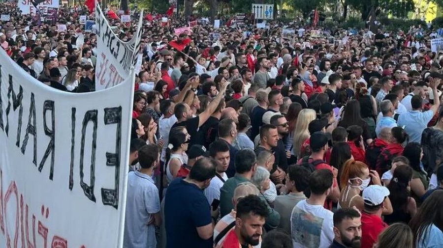 Protesta n&euml; Tiran&euml;, Policia vendos n&euml;n hetim edhe 31