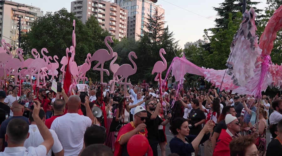 1 muaj 'Revolucioni Flamingo'! Mbahet sot protesta e 30-t&euml; para