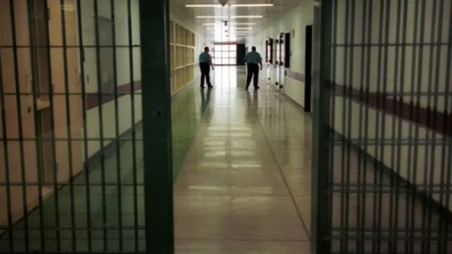 Nd&euml;rrojn&euml; jet&euml; nj&euml;ri pas tjetrit dy oficer&euml; policie