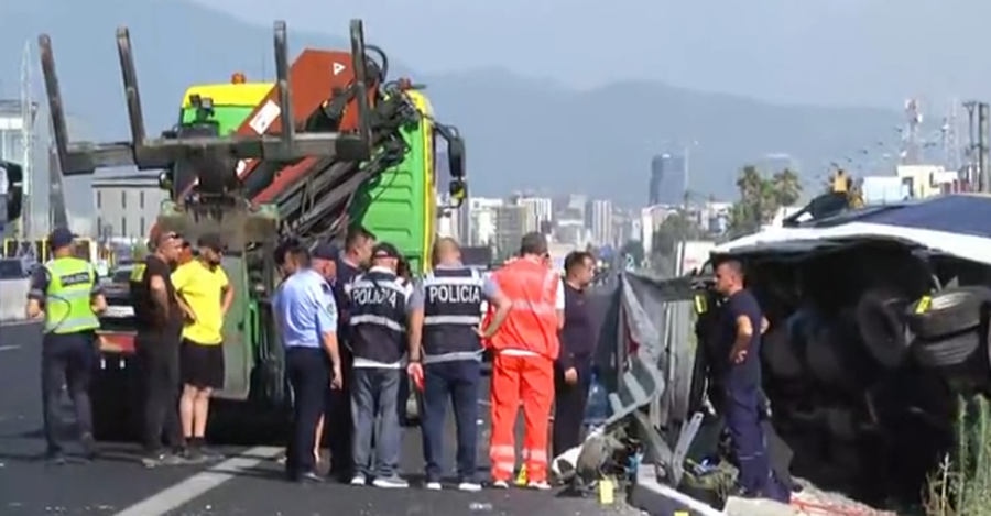 Autobusi p&euml;rmbyset n&euml; aksin Durr&euml;s-Tiran&euml;! Humb jet&euml;n