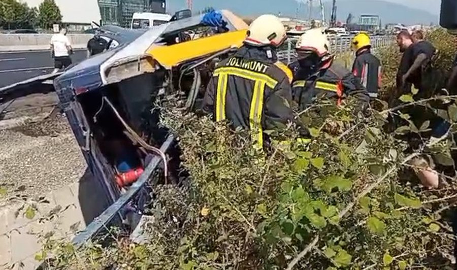 Autobusi p&euml;rmbyset n&euml; aksin Durr&euml;s-Tiran&euml;! Humb jet&euml;n