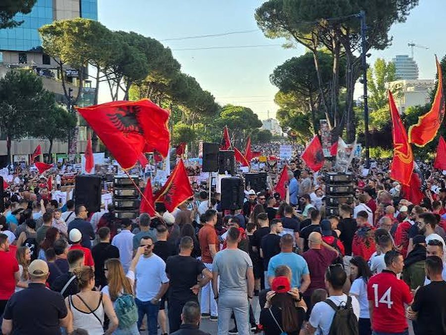 31 dit&euml; protest&euml;! Pas tubimit para Parlamentit, qytetar&euml;t