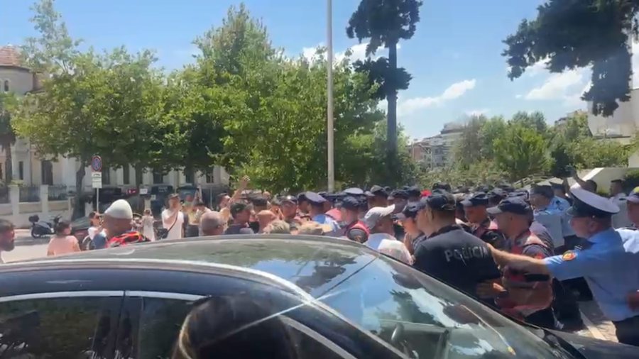 &lsquo;Hajdeni nga krahu i xhamis&euml;, ka protestues me vez&euml;&rsquo;!