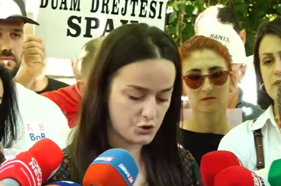 Protestuesit dor&euml;zojn&euml; n&euml; SPAK 'The Albanian Files':