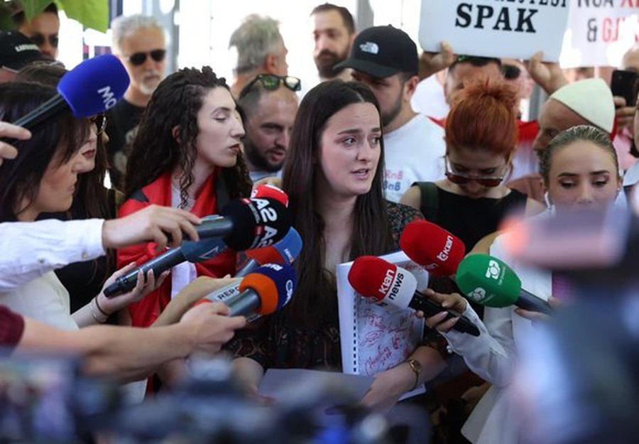 Protestuesit dor&euml;zojn&euml; n&euml; SPAK 'The Albanian Files':