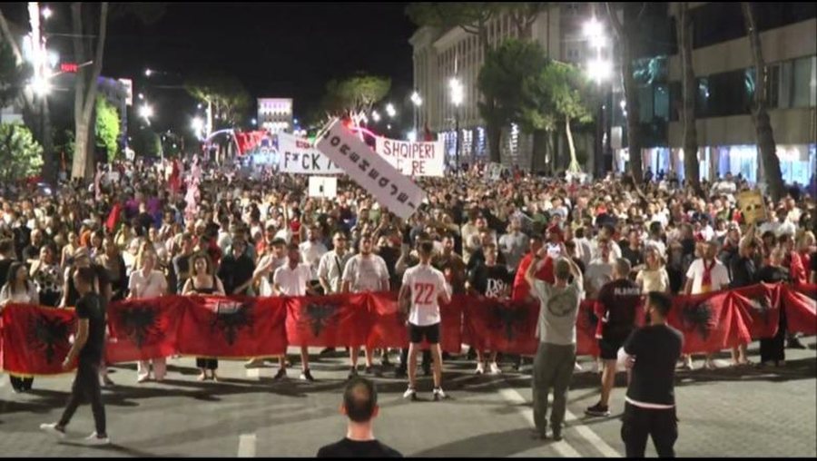 Dita e 32-t&euml;! Qytetar&euml;t protestojn&euml; para Kryeministris&euml;: