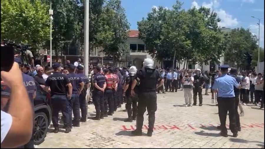Peleshi hap seanc&euml;n plenare, jasht&euml; Kuvendit vijon protesta e
