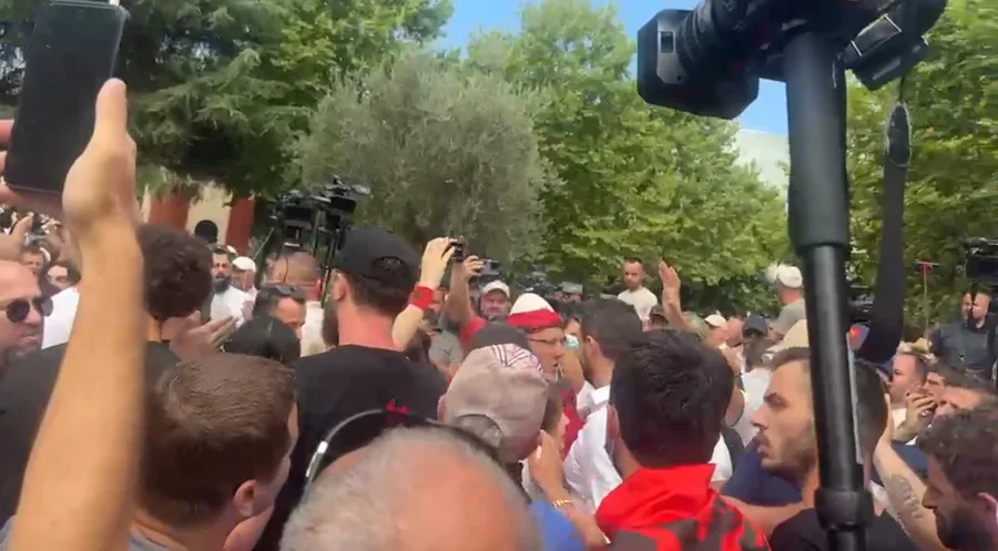 Adriatik Lapaj shkon te protestuesit jasht&euml; Kuvendit, ata e largojn&euml;