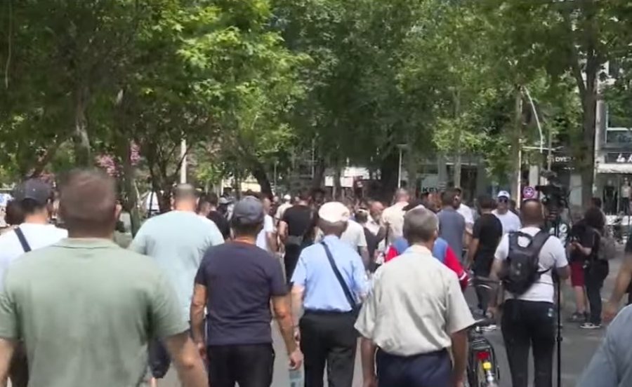 Disa protestues l&euml;n&euml; Kuvendin, marshojn&euml; drejt Komisariatit nr.1