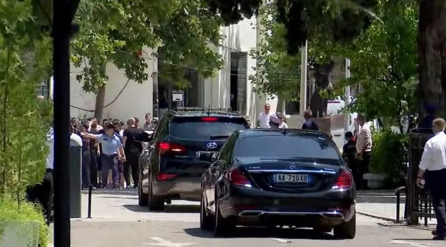 Peleshi tenton t&euml; dal&euml; nga Parlamenti, protestuesit i b&euml;jn&euml;