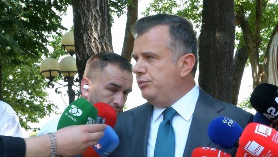Parlamenti n&euml; kaos: Deputet&euml;t e PS 'ngujohen' n&euml;