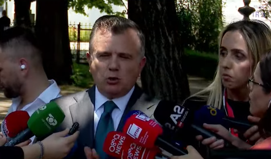 Parlamenti n&euml; kaos: Deputet&euml;t e PS 'ngujohen' n&euml;