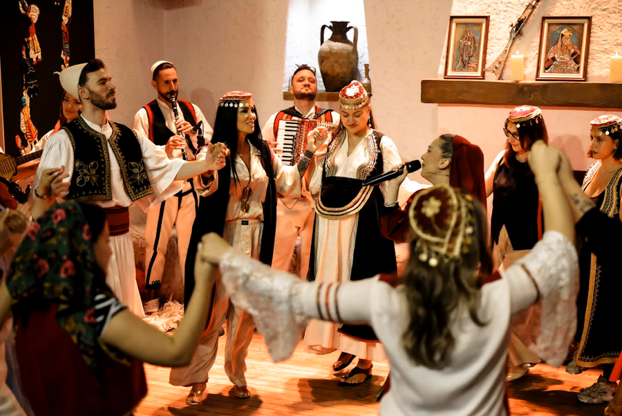 “Veshur me traditë”, eleganca e kostumeve shqiptare, që do
