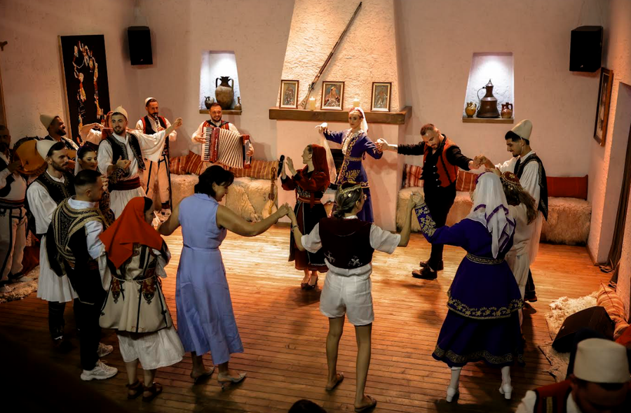 “Veshur me traditë”, eleganca e kostumeve shqiptare, që do