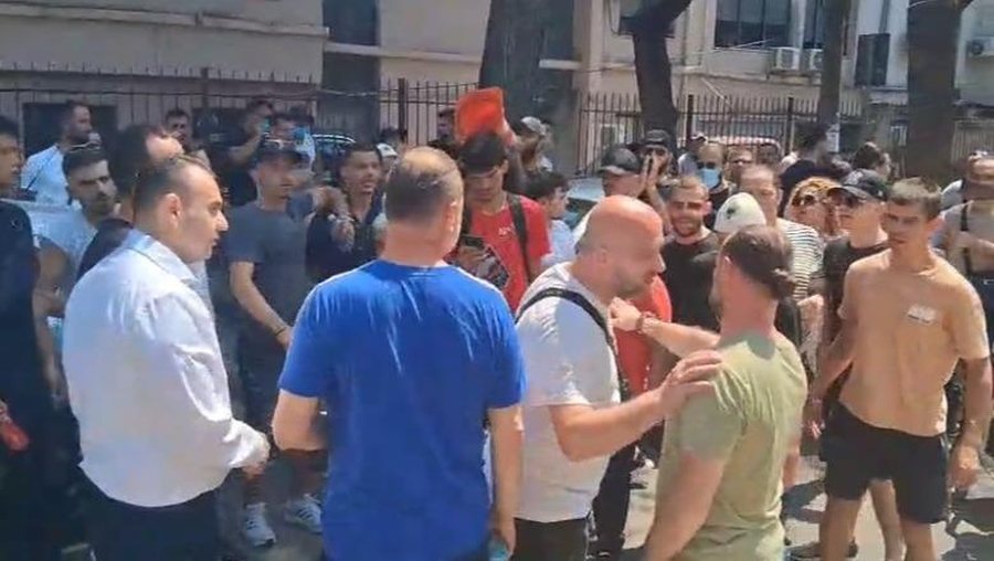 Protestuesit d&euml;bojn&euml; Kaprin, Balliun e Mu&ccedil;in nga protesta,