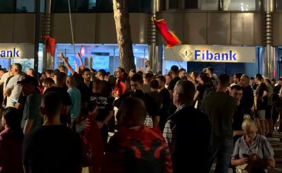 33 dit&euml; protest&euml;! Qytetar&euml;t pas Kuvendit, mblidhen para