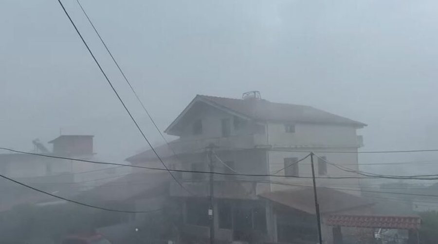 PAMJET- Moti i keq n&euml; Elbasan, stuhia p&euml;rmbys gjith&ccedil;ka n&euml;